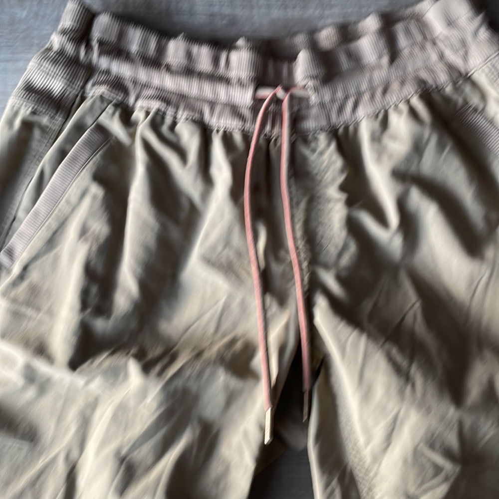 Women The North Face tan active wear capris size M EUC - Picture 2 of 5